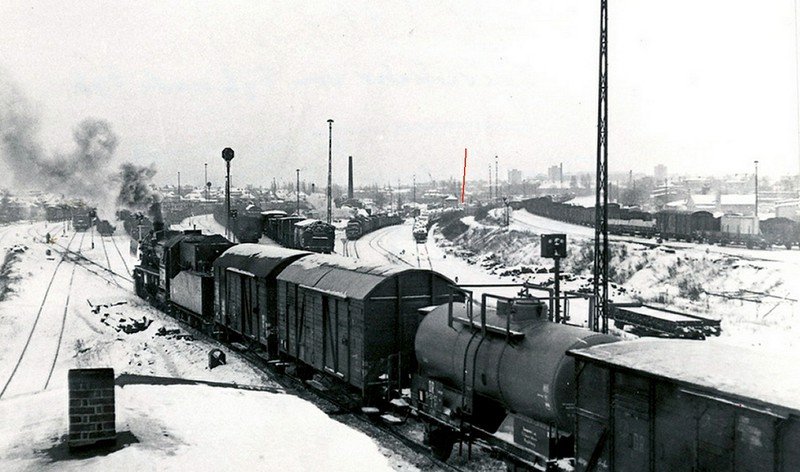 Historische Aufnahme eines Güterbahnhofs im Winter