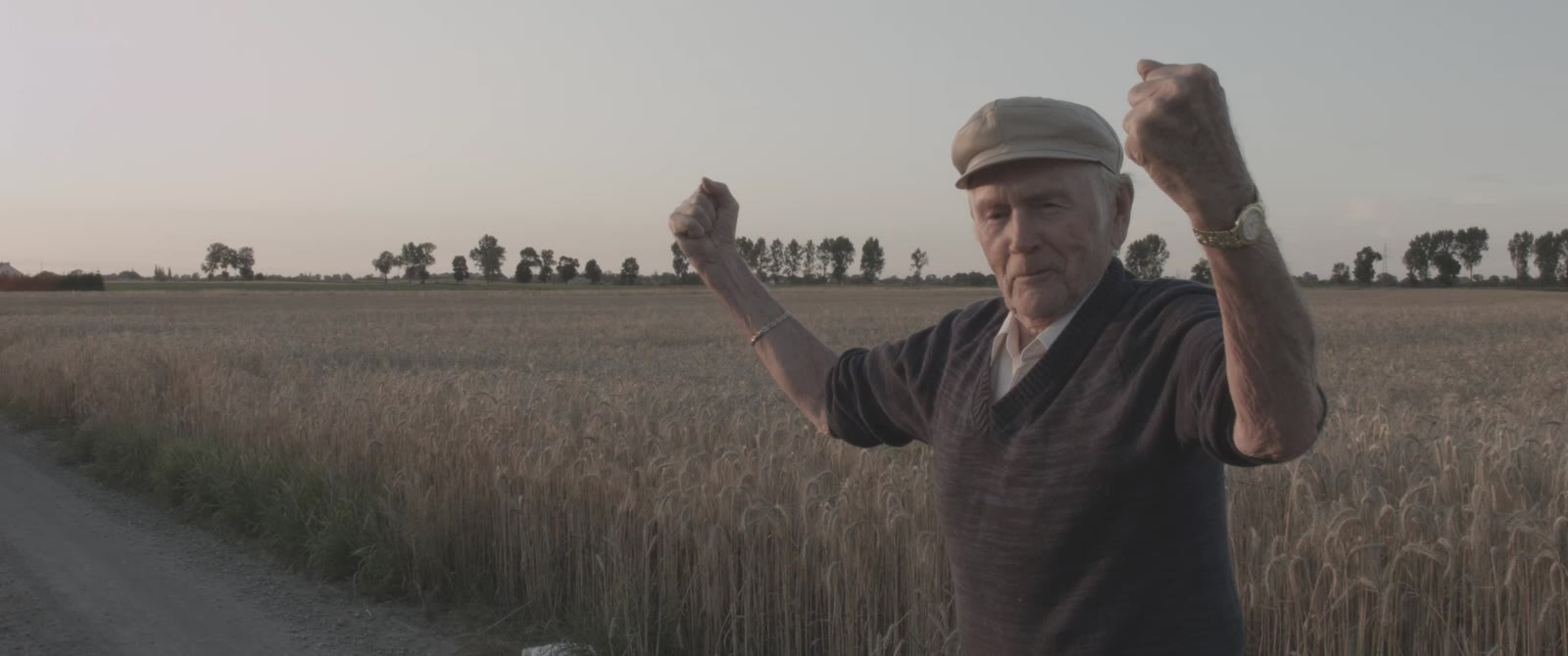 Lothar Bernet in einem Kornfeld in Ermland